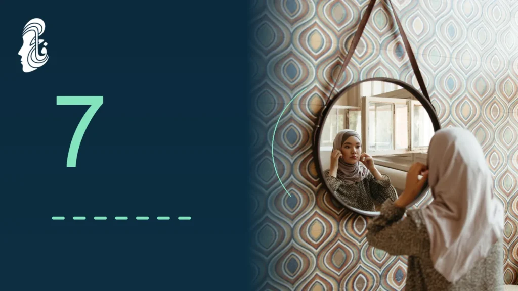 امرأة محجبة تنظر في المرآة مع رقم سبعة يرمز إلى علامات ترهل الرقبة المذكورة في المقال